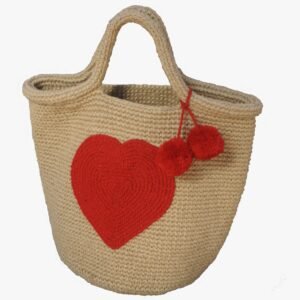 Panier tressé aux pompons rouges